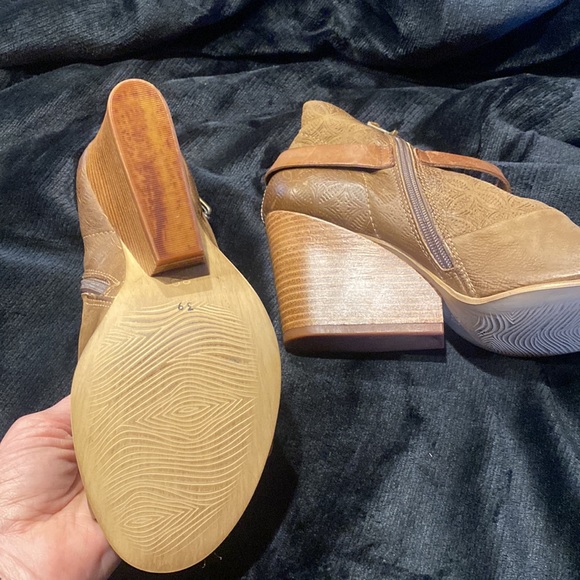 Mix mooz shoes size 8 worn three times …. Very good condition - Picture 3 of 4